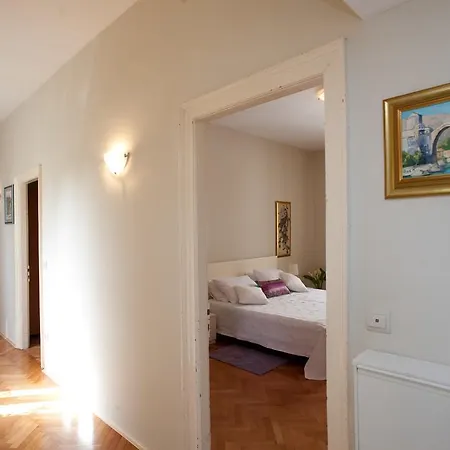 Gianina Apartment *